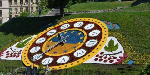 Nejlepší květinové hodiny - podrobný popis, jak správně vytvořit krásný prvek designu krajiny